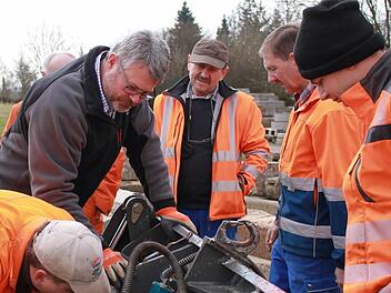 Peter Walter (zweiter von rechts) erklärte den Mitarbeitern des Bauhofs in Pfarrweisach auch die Details der Hydraulik des neuen Radladers. Foto: Katharina Becht