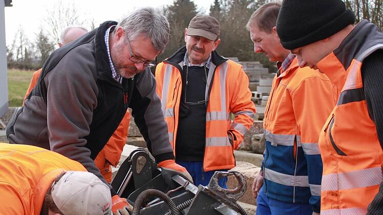 Peter Walter (zweiter von rechts) erklärte den Mitarbeitern des Bauhofs in Pfarrweisach auch die Details der Hydraulik des neuen Radladers. Foto: Katharina Becht