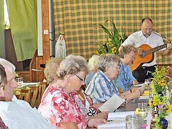 Pfarrer Ekkehard Weiskopf aus Schwarzach begleitete die sangesfreudigen Senioren mit der Gitarre.  Foto: Ingrid Kohles