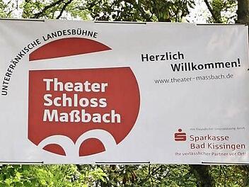 Auf dem Weg zum Maßbacher Theater begrüßt die Besucher schon das neue Logo. Foto: Werner Vogel