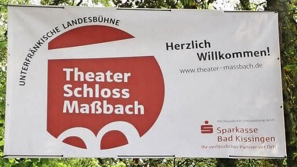 Auf dem Weg zum Maßbacher Theater begrüßt die Besucher schon das neue Logo. Foto: Werner Vogel