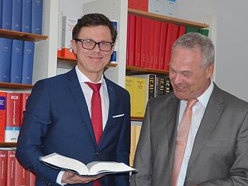 Neustadts Oberbürgermeister Frank Rebhan (rechts) freut sich, dass mit Christoph Reymann wieder ein Notar in Neustadt seinen festen Amtssitz hat. Die Stelle war über Jahre unter Verwaltung gestanden. Foto: Rainer Lutz