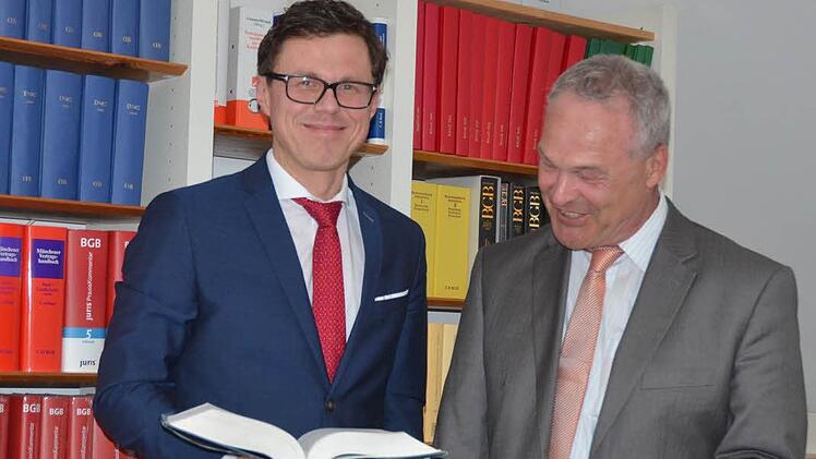 Neustadts Oberbürgermeister Frank Rebhan (rechts) freut sich, dass mit Christoph Reymann wieder ein Notar in Neustadt seinen festen Amtssitz hat. Die Stelle war über Jahre unter Verwaltung gestanden. Foto: Rainer Lutz