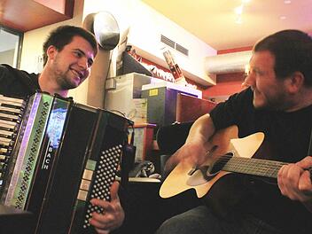 Paul (links) und Garri spielen beim Musikerstammtisch in "Holly's Cinema Bar" eine fetzige Polka. Die beiden haben schon öfter zusammen gespielt. Foto: Dominic Buckreus