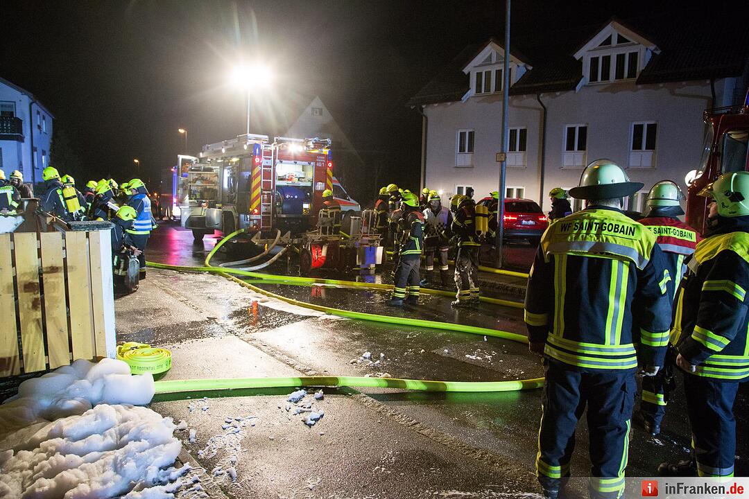 Garage mit angebautem Carport und Holzunterstand in Brand - Vier Fahrzeuge zum Teil schwer beschädigt