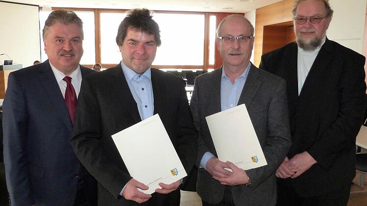 Landrat Klaus Peter Söllner (links) übereichte die Bestellungsurkunden an (nach rechts) die neuen Kreisheimatpfleger Uwe Franke und Siegfried Sesselmann. Rechts Harald Stark, der auch weiterhin als Kreisheimatpfleger tätig sein wird. Foto: Werner Reißaus