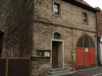 Die Tage des alten Limbacher Feuerwehrhauses sind gezählt. Ein Neubau ist beschlossene Sache, nächste Woche könnte auch klar werden, welcher der drei möglichen Standorte von der Regierung von Unterfranken favorisiert wird. Foto: Sabine Weinbeer
