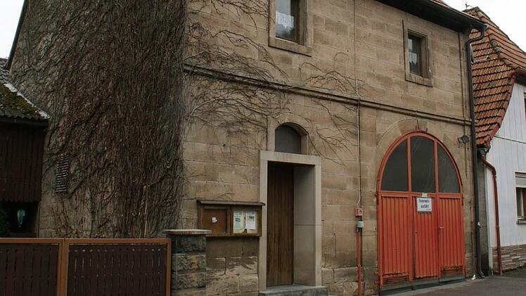 Die Tage des alten Limbacher Feuerwehrhauses sind gezählt. Ein Neubau ist beschlossene Sache, nächste Woche könnte auch klar werden, welcher der drei möglichen Standorte von der Regierung von Unterfranken favorisiert wird. Foto: Sabine Weinbeer