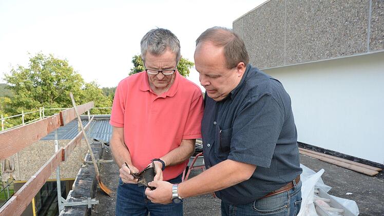 Architekt Harald Schramm (links) und Bürgermeister Werner Burger sind zufrieden: Die Arbeiten an der Frankenwaldhalle kommen zügig voran. Das brüchige Bitumen-Flachdach ist erneuert, die Bauteilfugen sind abgedichtet, die Betonfassade saniert. Fotos: Dagmar Besand (3)/Archiv (1)