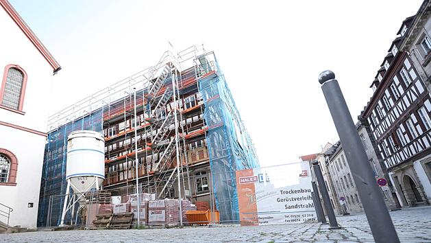 Findet sich ein Mieter f&uuml;r das entstehende Eckgesch&auml;ft in der Amtsgerichtsstra&szlig;e 16, k&ouml;nnte es kommendes Jahr wieder m&ouml;glich sein, in der Oberen Stadt Lebensmittel einzukaufen. Foto: Marian Hamacher