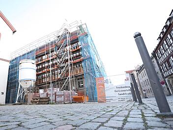 Findet sich ein Mieter für das entstehende Eckgeschäft in der Amtsgerichtsstraße 16, könnte es kommendes Jahr wieder möglich sein, in der Oberen Stadt Lebensmittel einzukaufen. Foto: Marian Hamacher