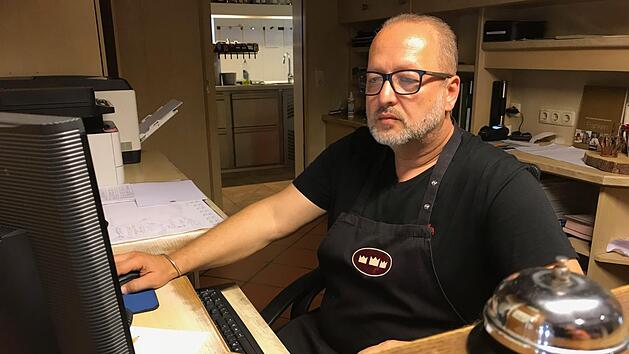 Christian Poellmann startete um 5.30 Uhr an der Rezeption zum Check-Out. Darf ein Chef nun acht Stunden sp&auml;ter Feierabend machen?  Fotos: Busch