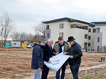 Wolfgang Schön vom Fachbereich Schulen am Landratsamt Bamberg, Landrat Johann Kalb, Schulleiter Michael Arnold und Hirschaids Bürgermeister Klaus Homann bei einem Baustellentermin. Foto: A. Spörlein