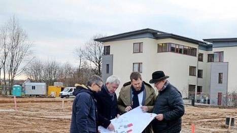 Wolfgang Schön vom Fachbereich Schulen am Landratsamt Bamberg, Landrat Johann Kalb, Schulleiter Michael Arnold und Hirschaids Bürgermeister Klaus Homann bei einem Baustellentermin. Foto: A. Spörlein
