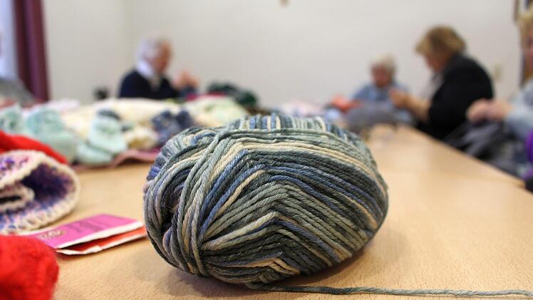 Socken, Pullover und Decken - das sind die Ergebnisse der wöchentlichen Treffen. Foto: Julia Raab