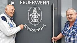 Ehrenbürger Hans Schütz und Klaus Forster, damaliger Schriftführer, vor dem Feuerwehrhaus