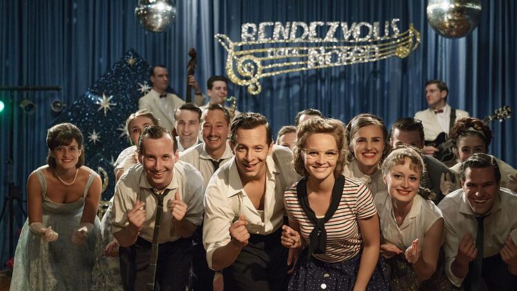 Monika (Sonja Gerhardt) und Freddy (Trystan Pütter) präsentieren in der Fernsehshow "Rendezvous nach Noten" ihren Hit-in-spe "Rock'n'Roll-Fever".