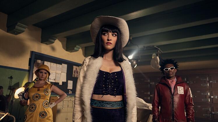 Die Strohhutpiraten werden in der zweiten Staffel auch vom Verbrechersyndikat "Baroque Works" gejagt: Miss Valentine (Jazzara Jaslyn, links), Miss All Sunday (Lera Abova) und Mr. 5 (Camrus Johnson) gehen dabei ziemlich kompromisslos vor.