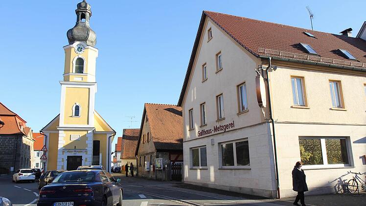 Im Hinterhaus dieses Gasthofs leben derzeit 14 Flüchtlinge. Fotos: Michael Grünel