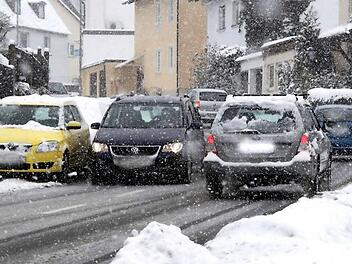 In der Weiherer Straße parken die Autos seit kurzem nicht mehr halb auf dem Gehsteig, sondern vollständig auf der Straße. Bei Gegenverkehr wird es deshalb dort eng. Fotos: Katrin Geyer