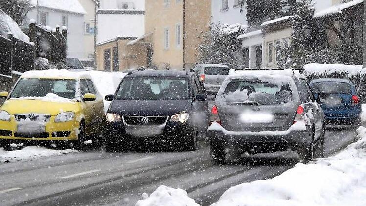In der Weiherer Straße parken die Autos seit kurzem nicht mehr halb auf dem Gehsteig, sondern vollständig auf der Straße. Bei Gegenverkehr wird es deshalb dort eng. Fotos: Katrin Geyer