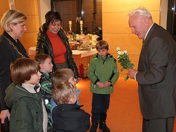 Altbürgermeister Alfred Schramm nimmt die Elogen der Kleinsendelbacher entgegen. Foto: fra-press