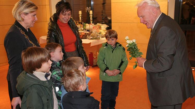 Altbürgermeister Alfred Schramm nimmt die Elogen der Kleinsendelbacher entgegen. Foto: fra-press