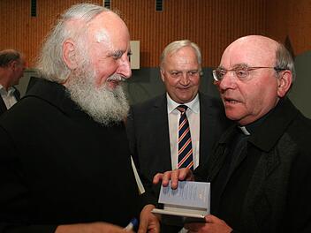 Pater Anselm (links) im Gespräch mit dem Ortsgeistlichen Pater Stefan (rechts) und Raiffeisendirektor Georg Mönius. Fotos: Evi Seeger