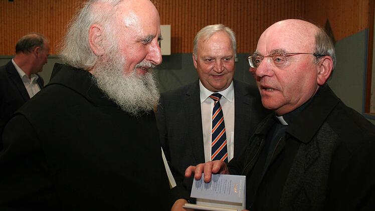 Pater Anselm (links) im Gespräch mit dem Ortsgeistlichen Pater Stefan (rechts) und Raiffeisendirektor Georg Mönius. Fotos: Evi Seeger