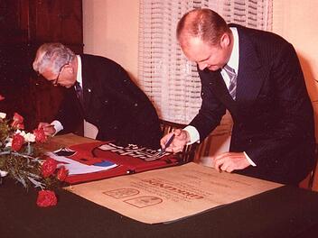 Der Bad Kissinger Oberbürgermeister Hans Weiß (links) und sein Eisenstädter Amtskollege Kurt Korbatits unterzeichneten 1978 die Urkunden.