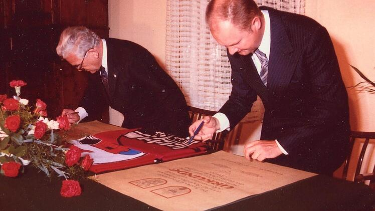 Der Bad Kissinger Oberbürgermeister Hans Weiß (links) und sein Eisenstädter Amtskollege Kurt Korbatits unterzeichneten 1978 die Urkunden.