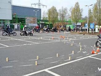 Auf dem Globus-Parkplatz lernen Biker ihre Maschinen kennen.