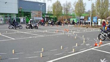 Auf dem Globus-Parkplatz lernen Biker ihre Maschinen kennen.