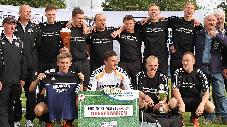 Der Bezirksliga-Ost-Meister SSV Kasendorf hat das Qualifikationsturnier zum Erdinger-Meister-Cup gewonnen und fährt zum Landesfinale nach Allershausen. Stehend, von links Betreuer Thomas Brüggemann, Spielleiter Matthias Adam, Sebastian Wirth, Sebastian Luft, Jochen Hollfelder, Michael Hein, Stefan Sesselmann, Spielertrainer Markus Taschner, SSV-Fußballabteilungsleiter Hans Weggel, Bezirksspielleiter Gerald Schwan sowie (vorne, von links) Matthias Pistor, Sebastian Eck, Thomas Ellner und Domin...