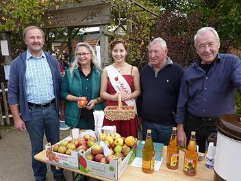 Apfelkönigin Eva Schnappauf wurde beim Kronacher Apfelmarkt des Gartenbaukreisverbandes begeistert aufgenommen. Von (links) Zweiter Kreisvorsitzender Fritz Pohl, Kreisvorstandsmitglied Jutta Dietzel, Eva Schnappauf, Eberhard Wenzel und Horst Heinlein (beide Gartenbauverein Mitwitz.  Foto: Gerd Fleischmann