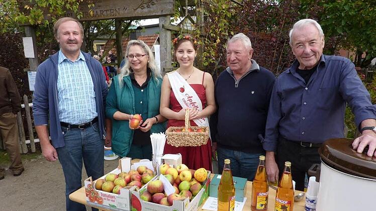 Apfelkönigin Eva Schnappauf wurde beim Kronacher Apfelmarkt des Gartenbaukreisverbandes begeistert aufgenommen. Von (links) Zweiter Kreisvorsitzender Fritz Pohl, Kreisvorstandsmitglied Jutta Dietzel, Eva Schnappauf, Eberhard Wenzel und Horst Heinlein (beide Gartenbauverein Mitwitz.  Foto: Gerd Fleischmann