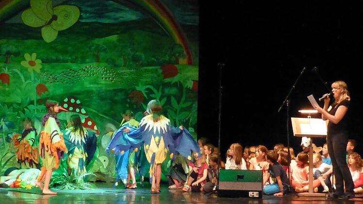 Man könnte meinen, einen Sack Flöhe hüten sei leichter, aber Brigitte Ascherl (Bild) und ihre Choreographin Jutta Grom behalten das Heft in der Hand in ihrer Produktion des Musicals "Der Zauberer von Oz", das am 17. und 18. Juli im Kurtheater aufgeführt wird. Fotos: Gerhild Ahnert