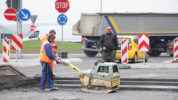 Letzte Arbeiten mit dem Rüttler, bevor es weitergeht.  Foto: Friedwald Schedel