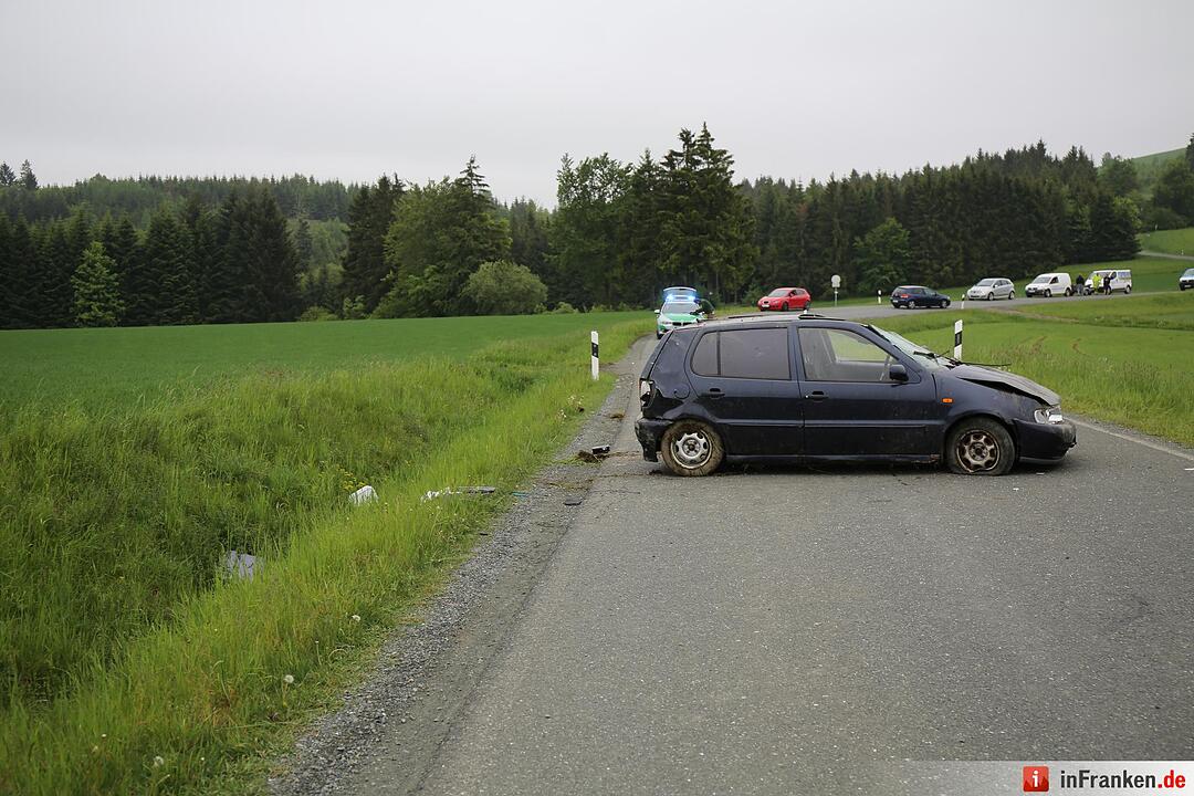 Mann aus Auto geschleudert und schwer verletzt - Pkw in der Kurve von Straße abgekommen und ueberschlagen