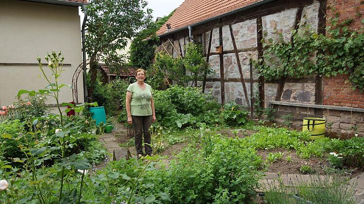 Maria Maul mitten in ihrem Hinterhofgarten Fotos: Arkadius Guzy