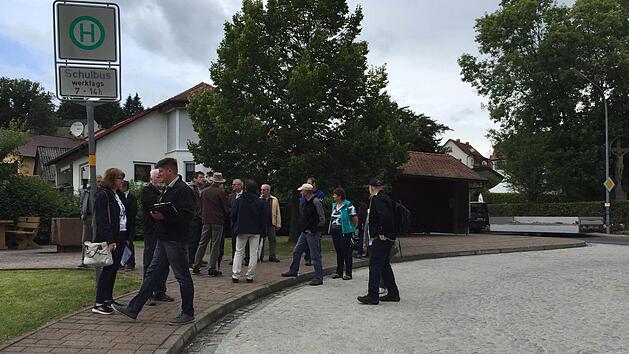 Beim Rundgang durch Hassenbach  Foto: Mario G&ouml;tz