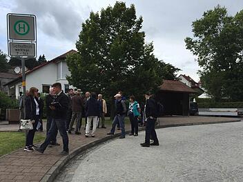 Beim Rundgang durch Hassenbach  Foto: Mario G&ouml;tz
