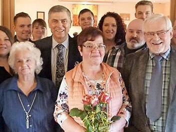 Gleich zwei Feste in einem feierten Wilfried und Rosemarie Kintzel: Goldene Hochzeit und 70. Geburtstag des Jubelbräutigams. Unser Bild zeigt das Jubelpaar (Mitte) mit ihren beiden Kindern und deren Familien sowie Bürgermeister Siegfried Decker. Foto: Werner Reißaus