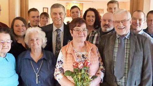 Gleich zwei Feste in einem feierten Wilfried und Rosemarie Kintzel: Goldene Hochzeit und 70. Geburtstag des Jubelbräutigams. Unser Bild zeigt das Jubelpaar (Mitte) mit ihren beiden Kindern und deren Familien sowie Bürgermeister Siegfried Decker. Foto: Werner Reißaus