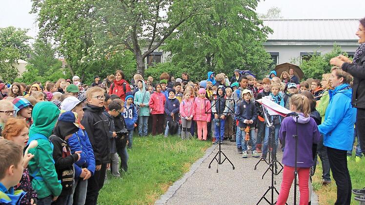So war es vor zwei Jahren: Die Haßfurter Grundschulkinder sangen im Rahmen der "Aktionstage Musik" im Garten des Krankenhauses. Am Freitag ab 10 Uhr findet wieder ein kleines Konzert statt.  Foto: Marco Heumann
