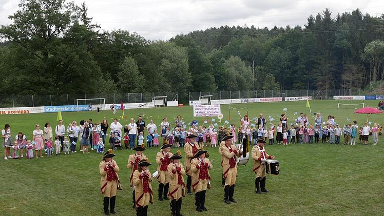 Der Stadtspielmannszug Coburg spielte in seinen Husarenuniformen auf. Foto: Manja von Nida