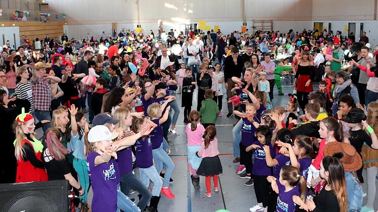 Die Aischgrundhalle in Bewegung     Foto: Johanna Blum