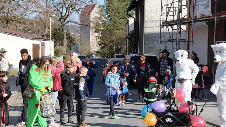 Mit Faschingsmusik ging der Umzug mit den größtenteils maskierten Teilnehmern durch die Straße. Foto: Dieter Britz