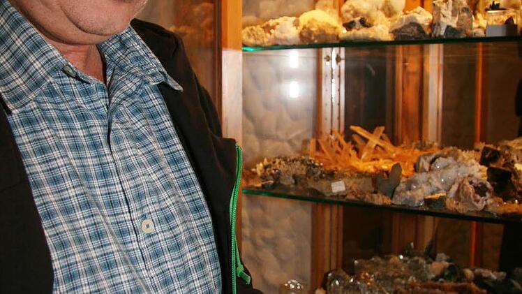 Die Form und die Winkel der Bergkristalle sind immer gleich, dennoch sind diese Bergkristalle etwas Besonderes: Denn sie haben oben und unten eine Spitze.