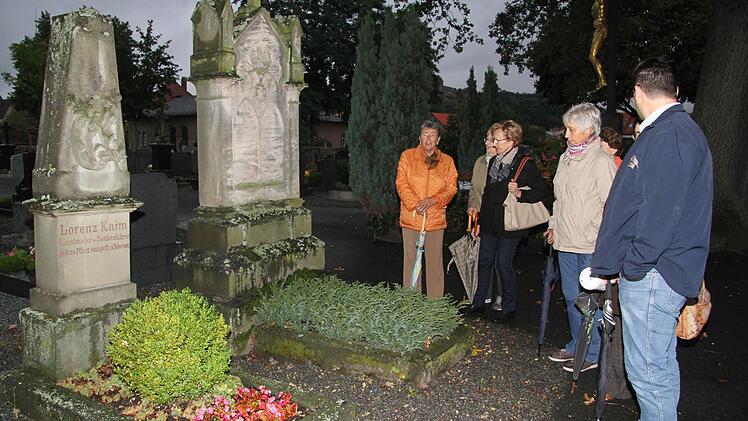 Am Grabmal von Lorenz Kaim